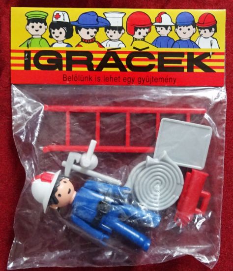 Retro hračka IGRÁČEK hasič