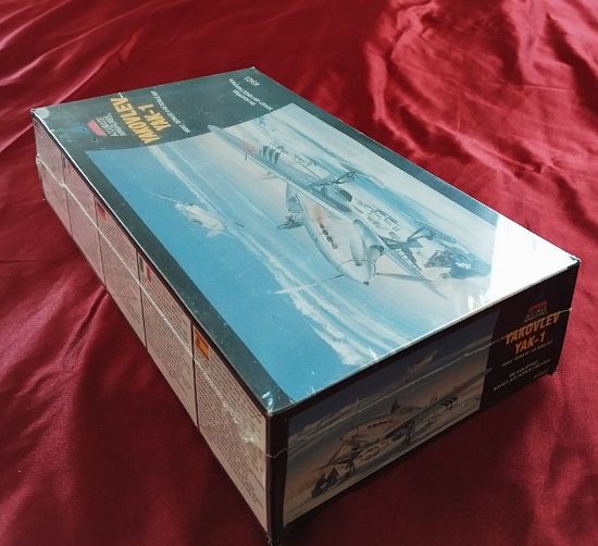 Model sovětského stíhacího letounu Yakovlev Yak-1 v měřítku 1:48 od výrobce Accurate Miniatures