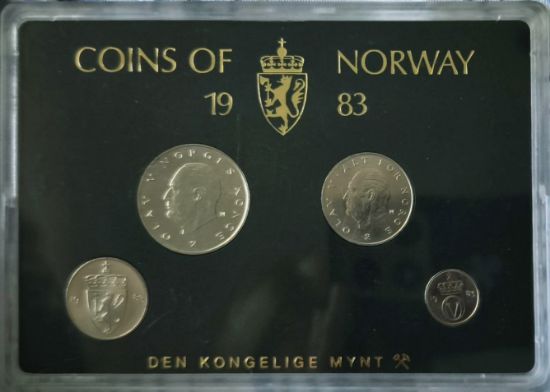 Sada norských mincí z roku 1983 v původním obalu. 
