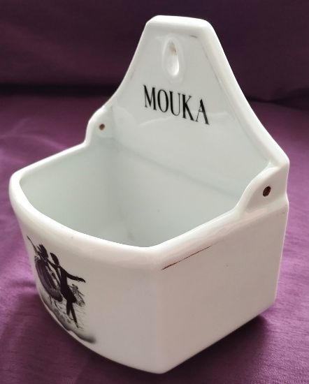 Starožitná porcelánová závěsná dóza na mouku s rokokovým motivem.