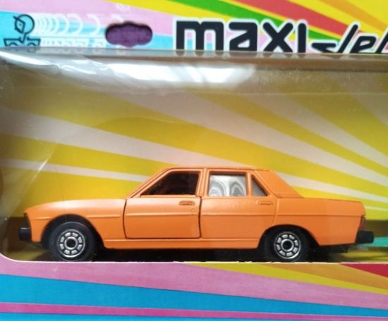 Model Peugeot 604 s přívěsem od Maxi Jet